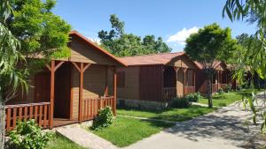 Casa de madera con porche en Camping Al-Bereka, en La Alberca