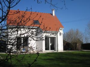 a white house with a red roof at Fairbanks in Hardecourt-aux-Bois