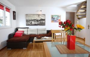salon z kanapą i stołem w obiekcie Split on the beach, 2 floors & wide terrace w Splicie