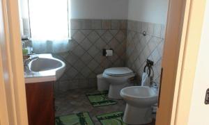 ヴィッラッジョ・モセにあるLa Casa degli Uliviのバスルーム(トイレ、洗面台付)
