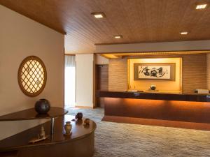 a lobby with a table and a mirror at Toya Gokirakutei in Lake Toya