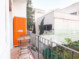 バルセロナにあるStay Barcelona Provençaのバルコニー(オレンジ色のドア、椅子付)