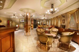 een salon met een wachtkamer met stoelen en een bar bij Valide Sultan Konagi in Istanbul