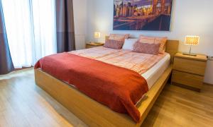 Tempat tidur dalam kamar di Colours Apartments Budapest