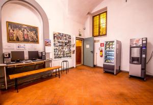 フィレンツェにあるホステル サンタ モナカのデスク、冷蔵庫が備わる広い客室です。