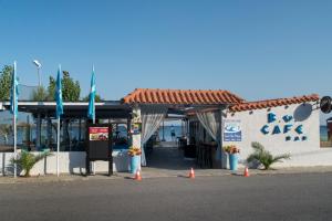een benzinestation met oranje kegels ervoor bij Studio Nikos in Pythagoreio