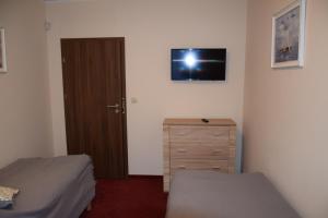 Televízia a/alebo spoločenská miestnosť v ubytovaní Botanik Hostel