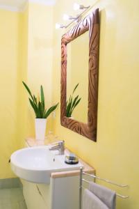 uma casa de banho com um lavatório e um espelho em Appartamenti Le Primule em Marciana Marina
