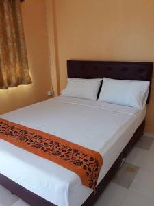 Un pat sau paturi într-o cameră la Chanakarn Guesthouse Sangkhla Buri