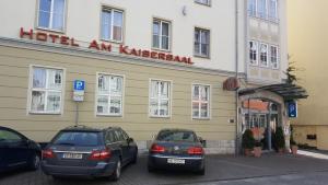 a hotel with two cars parked in front of it at Hotel Am Kaisersaal in Erfurt