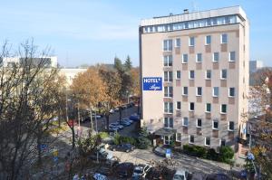 une vue aérienne sur un bâtiment d'hôtel avec un parking dans l'établissement Hotel Logos, à Lublin