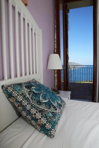 タオルミーナにあるTaormina Wonderful Viewのベッド(枕付)、バルコニーが備わります。