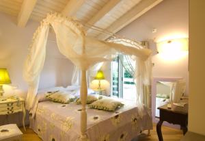 um quarto com uma cama de dossel em Malpassuti Resort em Carbonara Scrivia