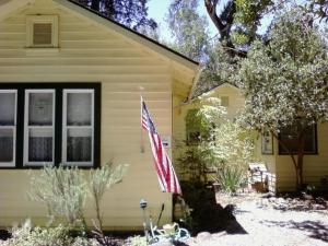 Uma casa com uma bandeira americana à frente. em Fairview Manor Bed and Breakfast em Ben Lomond