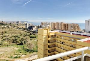 desde el balcón de un edificio con vistas a la ciudad en Apartamentos Boutique Colomeras, en Oropesa del Mar