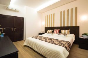 sypialnia z dużym łóżkiem z poduszkami w obiekcie Luxury apartments Pricna w Pradze
