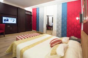 sypialnia z dużym łóżkiem i telewizorem w obiekcie Luxury apartments Pricna w Pradze