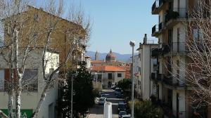 uitzicht op een straat met gebouwen bij Albergo Le Rose in Pistoia