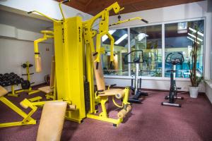 The fitness centre and/or fitness facilities at Hotel Morskie Oko