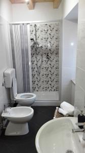 A bathroom at B&B Mastro Francesco