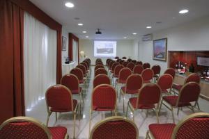 Área de negócios e/ou sala de conferências em Cóndor Suites Apart Hotel mais 37 fotos