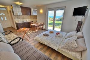 een woonkamer met een bank en een tafel en een keuken bij Apartments Blazevic in Herceg-Novi