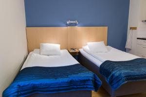 Postel nebo postele na pokoji v ubytování Linköpings Cityhotell och Vandrarhem + 37 fotografií
