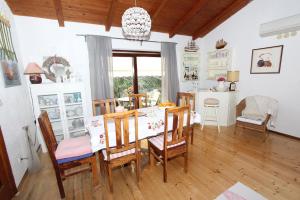 comedor con mesa y sillas en Apartments Apollonio en Rovinj