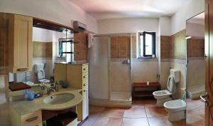 łazienka z umywalką, prysznicem i toaletą w obiekcie Verdeblu Country Hotel w mieście San Giovanni a Piro +37 zdjęć