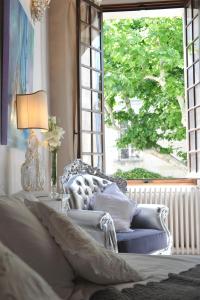ein Wohnzimmer mit Couch und großem Fenster in der Unterkunft Les Saisons in Villeneuve-lès-Avignon