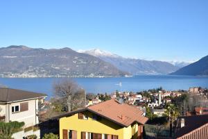 Blick auf eine Stadt mit See und Bergen in der Unterkunft CASA ELENA 2 in Germignaga