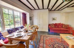 salon ze stołem i kanapą w obiekcie West Bowithick Holiday Cottages w mieście Launceston