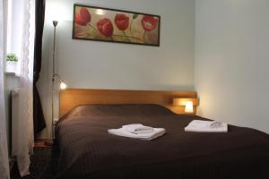 Een bed of bedden in een kamer bij Jurincom apartments Petrin
