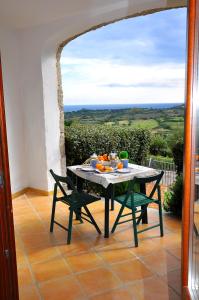 een tafel en stoelen op een patio met uitzicht bij Villino Belvedere in Budoni