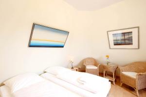 Ein Bett oder Betten in einem Zimmer der Unterkunft Schlösschen am Schmachter See by Rujana