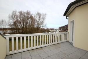 Ein Balkon oder eine Terrasse in der Unterkunft Schlösschen am Schmachter See by Rujana