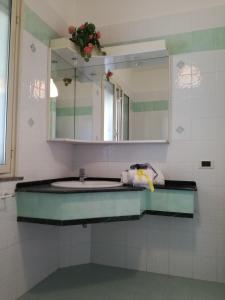 a bathroom with a sink and a mirror at Profumo di Mare Fronte Spiaggia in Noto Marina