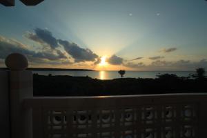 puesta de sol desde el balcón de una casa en Marine Lodge Marea, en Isla Miyako