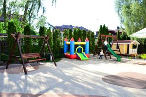 Ein Kinderspielbereich in der Unterkunft Puchacz - Spa