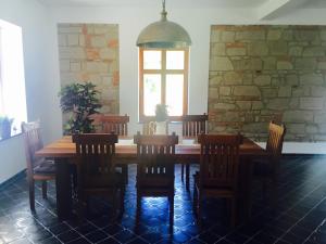 comedor con mesa de madera y sillas en Prázdninový dům Vila 12 en Hořovičky