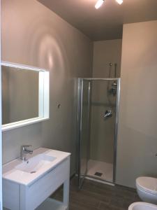 a bathroom with a sink and a shower at B&B Le Farfalle in Onno
