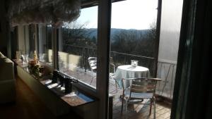 vista su un balcone con tavolo e sedie di Ferienwohnung Westerwaldblick Dillenburg a Dillenburg