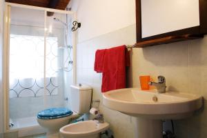 シラクーサにあるCasa Levanteのバスルーム(洗面台、トイレ、シャワー付)