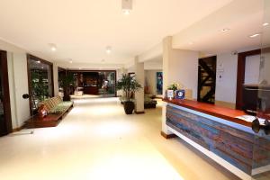 una gran sala de estar con un gran centro de entretenimiento en Flamingo Beach - Rede Soberano, en Porto Seguro