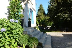 un escalier menant à une maison fleurie dans l'établissement B&B "Le Parc des 4 Saisons", à Corrèze