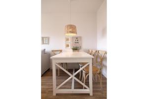 una mesa blanca en una habitación con sillas en Santa Ana 22 by homeprive, en El Verger