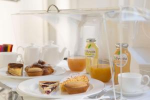 una mesa con dos platos de comida y bebida para el desayuno en GKK Exclusive Private suite Venezia, en Venecia