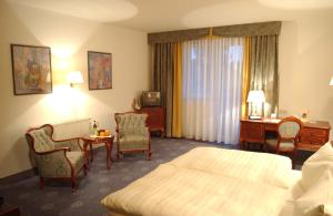 a hotel room with a bed and a desk at Adler Golf-& Tagungshotel in Harth - Pöllnitz