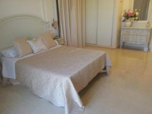 A bed or beds in a room at Hotel El Capricho