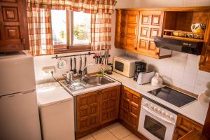 uma pequena cozinha com um lavatório e um frigorífico em Apartment Paraiso Royal em Playa de las Americas
